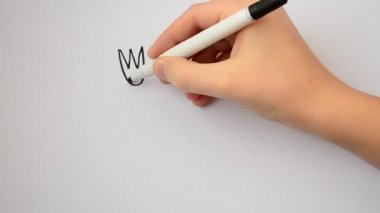 Çocuk sofra takımı çiziyor. Bir kaşık, çatal ve bıçak çizimi.
