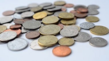 Dünyanın farklı ülkelerinin bozuk paraları. Beyaz arkaplanda bozuk paralar.