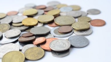 Dünyanın farklı ülkelerinin bozuk paraları. Beyaz arkaplanda bozuk paralar.