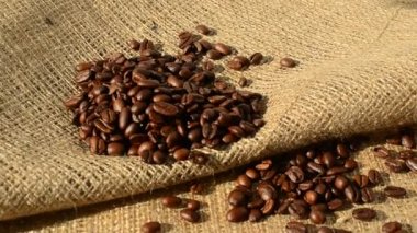 Çantaya karşı kahve. Kahve ve çuval açma.