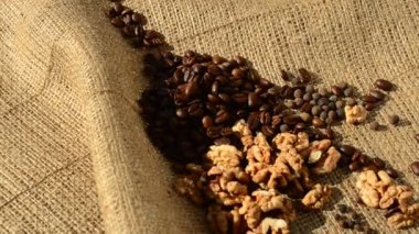 Kahve, ceviz ve biber. Bir poşete karşı kahve..