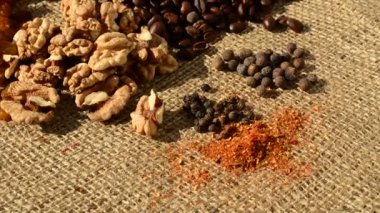 Kahve, ceviz ve biber. Bir poşete karşı kahve..
