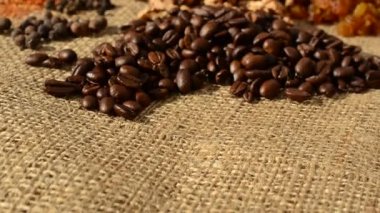 Kahve, ceviz ve biber. Bir poşete karşı kahve..