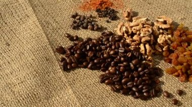 Kahve, ceviz ve biber. Bir poşete karşı kahve..