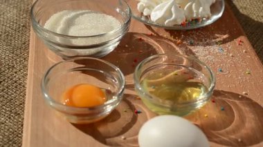 Kremalı pasta ve bileşenler. Kremalı pasta etrafında dönüyor..