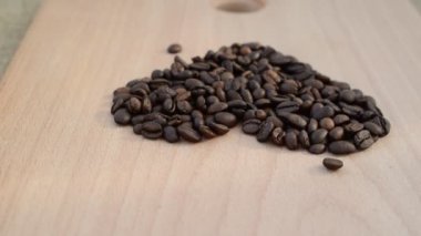 Kalp şeklinde kahve taneleri. Kahve hala hayat..