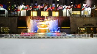 Rockefeller Center 'ın altındaki buz pateni pistinde. Rockefeller Center binasının ve Prometheus heykelinin altındaki buz pateni pistinde. Amerikalı heykeltıraş Paul Manship tarafından yapılmıştır. New York, ABD.