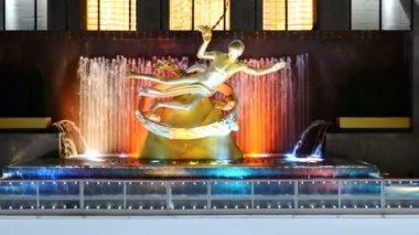 Rockefeller Center 'ın altındaki buz pateni pistinde. Rockefeller Center binasının ve Prometheus heykelinin altındaki buz pateni pistinde. Amerikalı heykeltıraş Paul Manship tarafından yapılmıştır. New York, ABD.