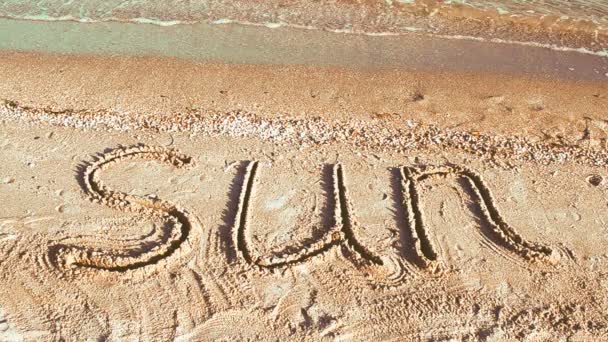 Επιγραφή Ήλιος Στην Άμμο Στην Παραλία Πυροβολισμοί Στην Παραλία — Αρχείο Βίντεο
