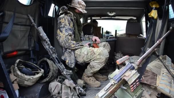 Soldaten Med Automatvapnet Jeepen Offentlig Utställning Militär Utrustning Vapen Och — Stockvideo