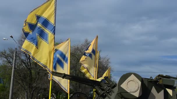 Flaggen Des Regiments Asow Mit Militärfahrzeugen Öffentliche Ausstellung Militärischer Ausrüstung — Stockvideo