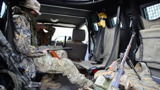 Soldaten Med Automatvapnet Jeepen Offentlig Utställning Militär Utrustning Vapen Och — Stockvideo