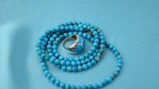 真珠のビーズ 青い絹の上で撮影 — ストック動画