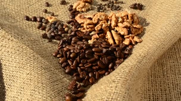 核桃和胡椒粉在一个袋子上 咖啡和包相比 — 图库视频影像