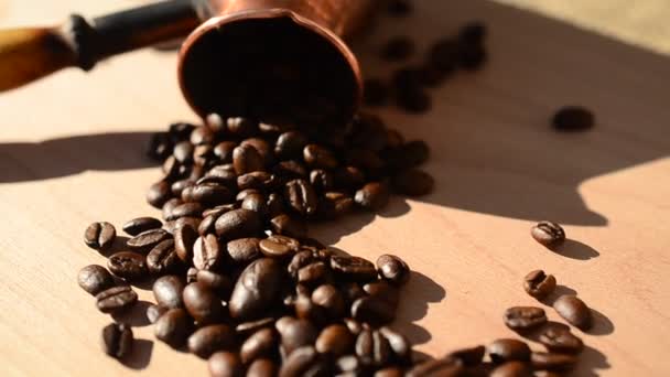 Kaffeekörner Auf Einem Brett Kaffee Stillleben — Stockvideo