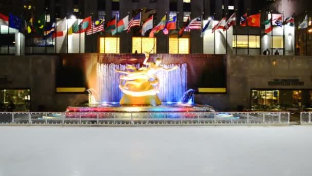 ロックフェラーセンターの建物の下のアイススケートリンク ロックフェラーセンターの建物の下のアイススケートリンクとプロメテウス像 アメリカの彫刻家ポール マンシップによって制作された ニューヨーク アメリカ — ストック動画