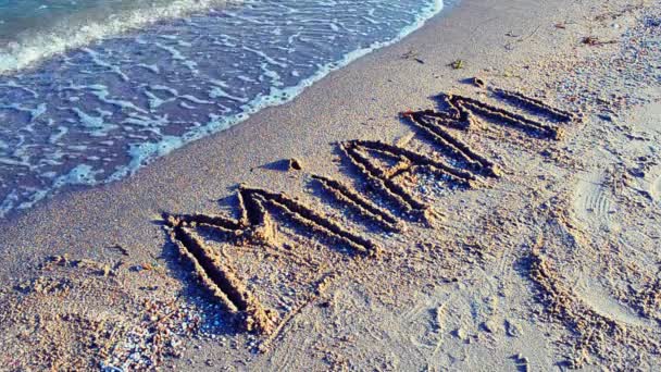 在沙滩上的迈阿密的题词沙上的征文 — 图库视频影像
