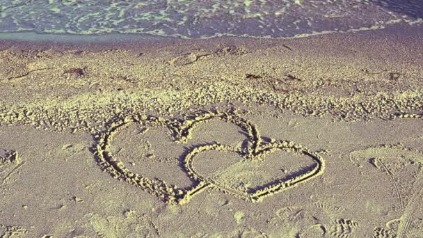 有爱心的心两颗心在沙滩上 — 图库视频影像
