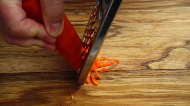 Cocinero Frota Las Zanahorias Sobre Rallador Movimiento Lento — Vídeos de Stock