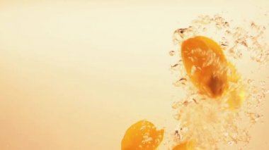 Lale yaprakları suya düşer. Geçmişi. Yavaş çekim.