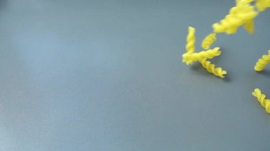 Düşen fusilli makarna. Yavaş çekim.