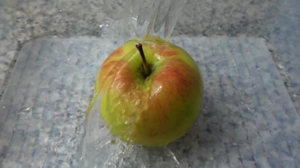 在水射流下清洗苹果 慢动作 — 图库视频影像