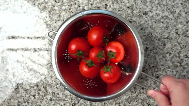 Tomaten Een Vergiet Gooien Drogen Van Tomaten Uit Water Langzame — Stockvideo