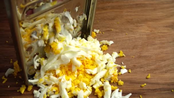 Cuoco Sfrega Uovo Una Grattugia Rallentatore — Video Stock