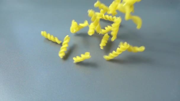 Pasta Fusilli Que Cae Movimiento Lento — Vídeo de stock