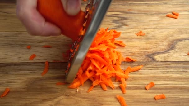 Cuisinière Frotte Les Carottes Sur Une Râpe Mouvement Lent — Video