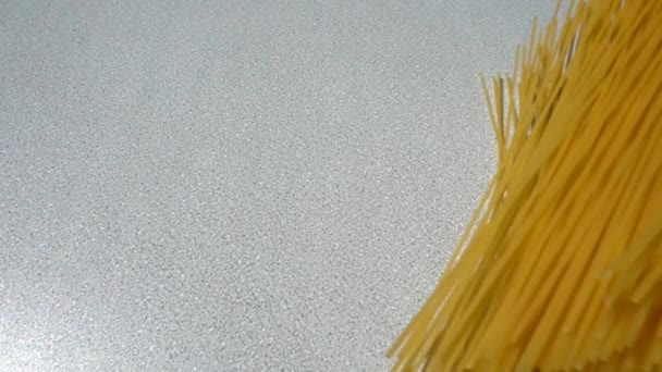 Les Spaghettis Tombants Sur Une Table Mouvement Lent — Video