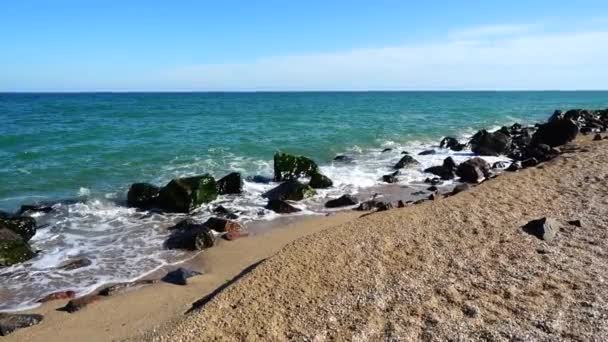 Sea Waves Break Stones Shooting Seashore Slow Motion — Stock Video