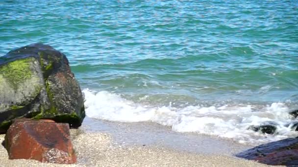 Las Olas Del Mar Rompen Contra Las Piedras Disparando Orilla — Vídeos de Stock