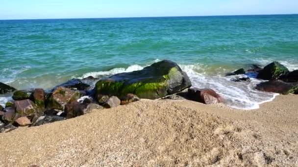 Fale Morskie Rozbijają Się Kamienie Strzelanina Wybrzeżu Zwolniony Ruch — Wideo stockowe