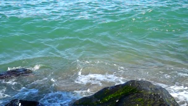 Ondas Mar Quebram Contra Pedras Tiroteio Litoral Movimento Lento — Vídeo de Stock