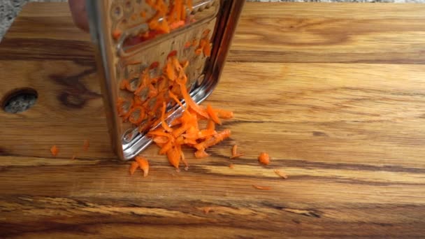 Der Koch Reibt Karotten Auf Einer Reibe Ein Zeitlupe — Stockvideo