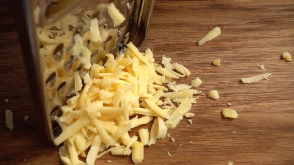 Cuisinier Frotte Fromage Sur Une Râpe Mouvement Lent — Video