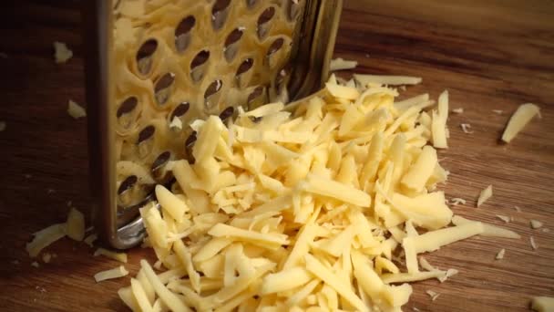 Cuoco Sfrega Formaggio Una Grattugia Rallentatore — Video Stock