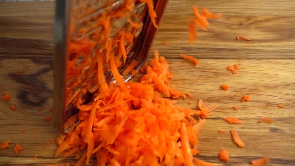 Cuisinière Frotte Les Carottes Sur Une Râpe Mouvement Lent — Video