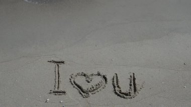 Seni seviyorum, kumdaki bir yazı. Sahilde çekim yapmak..