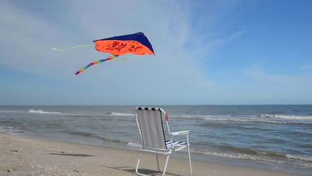 Chaise Lounge Het Strand Zee Een Vlieger Zomertijd Aan Kust — Stockvideo