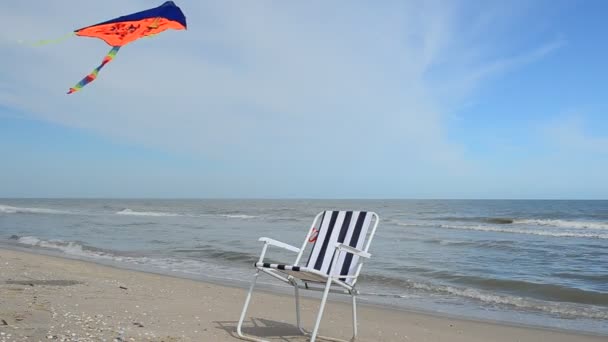 Chaise Lounge Playa Mar Una Cometa Hora Verano Beach Sea — Vídeo de stock