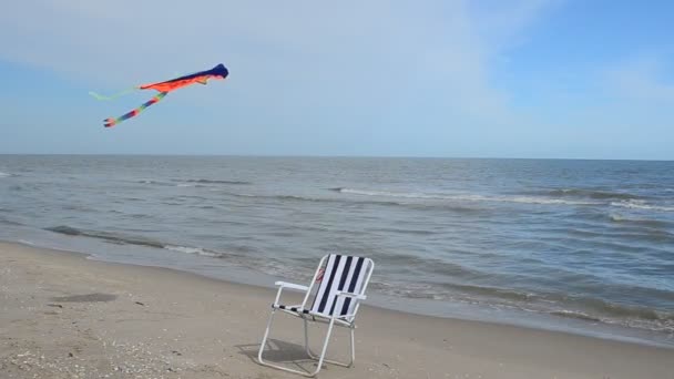 Chaise Lounge Het Strand Zee Een Vlieger Zomertijd Aan Kust — Stockvideo