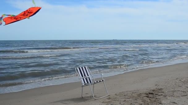Chaise Lounge Sulla Spiaggia Mare Aquilone Ora Legale Beach Sea — Video Stock