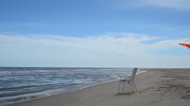 Chaise Lounge Playa Mar Una Cometa Hora Verano Beach Sea — Vídeo de stock