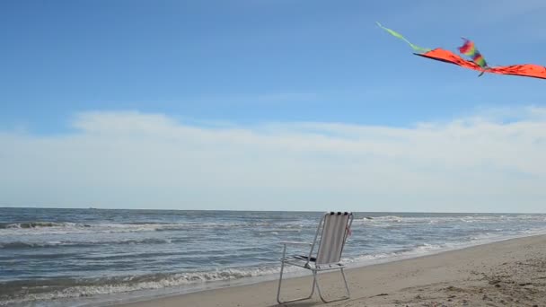 Liegestühle Strand Meer Und Ein Drachen Sommerzeit Beach Sea Shore — Stockvideo