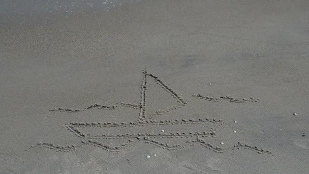 Рисование Песчаной Лодке Волны Чайки Близко Стрельба Пляже — стоковое видео