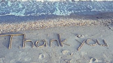 Kumsalda kumlara el yazısıyla yazdığın için teşekkürler. Sahilde çekim yapmak..