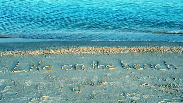 Schießen Strand Leben Strand Konzept Inschrift Auf Einem Strand Sand — Stockvideo