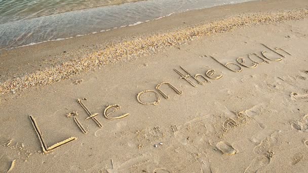 Strzelanina Plaży Życie Plaży Napis Plaży Piasek Nadchodzącą Falą — Wideo stockowe